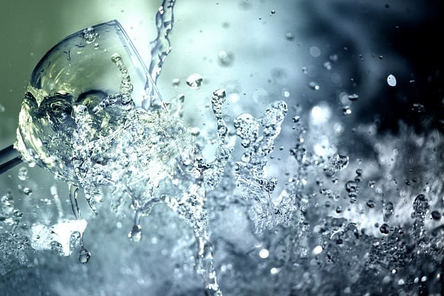 écouvrez les inconvénients et effets secondaires d'un adoucisseur d'eau, incluant coûts de maintenance, impact environnemental et santé.